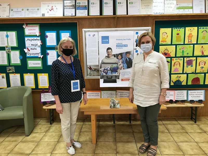 Pani Dyrektor wraz z nauczycielkami - wolontariuszkami UNICEF w trakcie kwesty.