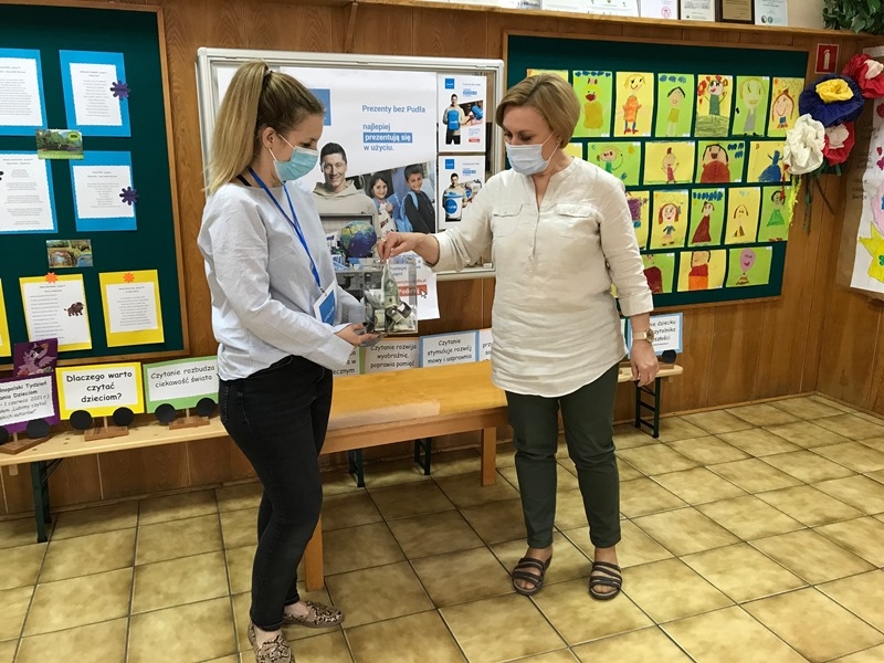 Pani Dyrektor wraz z nauczycielkami - wolontariuszkami UNICEF w trakcie kwesty.