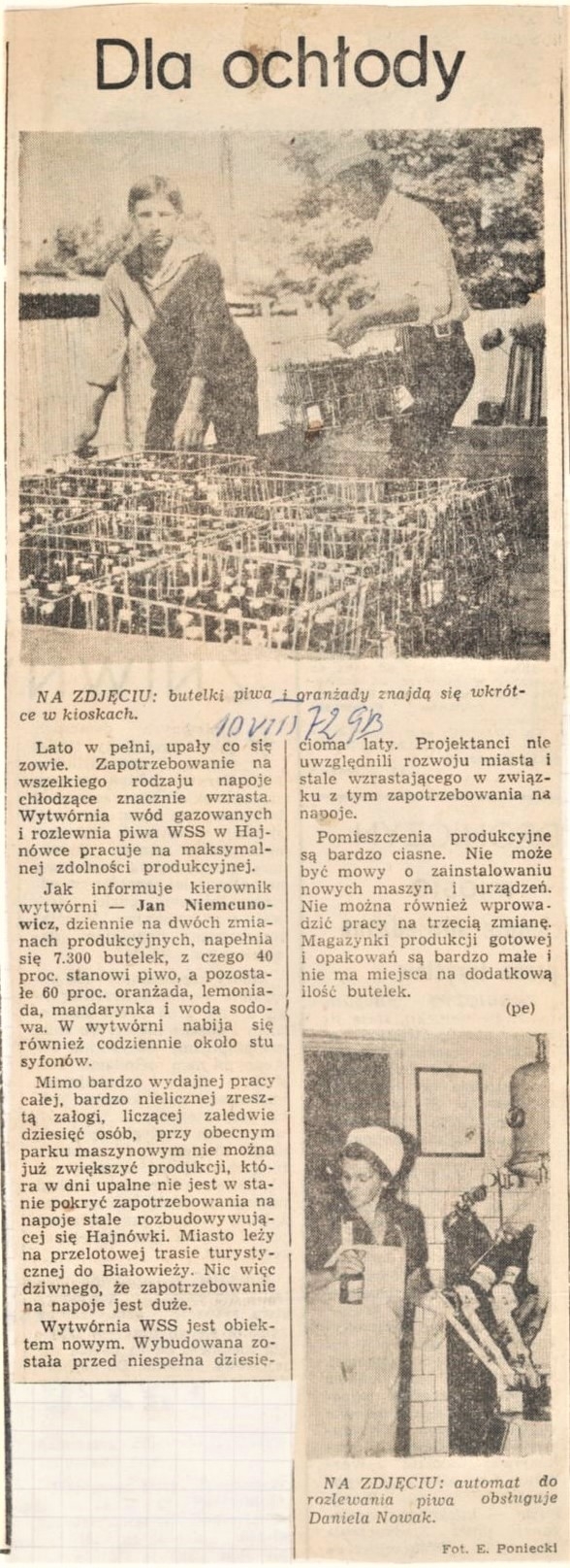 Skan wycinka z gazety. Dla ochłody. Na wycinku znajdują się dwa czarno-białe zdjęcia. Zdjęcie nad tekstem: butelki piwa i oranżady znajdą się wkrótce w kioskach.[skan czarno-białego zdjęcia prasowego, na których widać dwóch mężczyzn przy licznych koszach załadowanych butelkami z napojami.]  Zdjęcie pod tekstem: automat do rozlewania piwa obsługuje Daniela Nowak. [skan czarno-białego zdjęcia prasowego, na którym widoczna jest kobieta w białym czepku i fartuchu, trzyma w ręku butelkę, a obok niej stoi maszyna