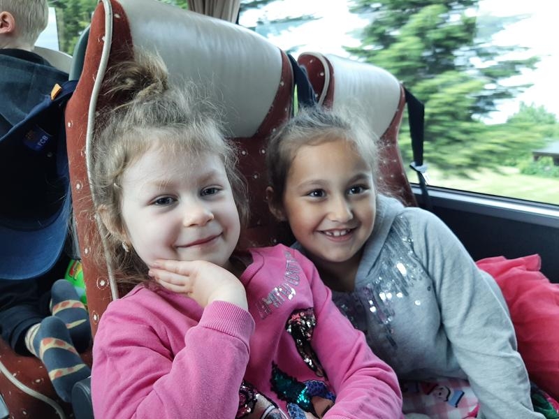 Dwie dziewczynki w autokarze w drodze do Warszawy