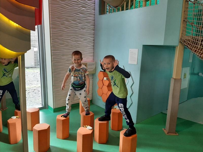 Galeria Bzzz, dwóch chłopców stoi na piankowych klockach.