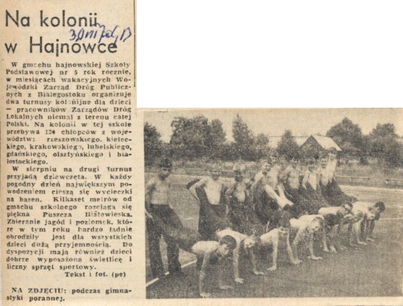 podczas gimnastyki porannej. [skan czarno-białego zdjęcia prasowego, na którym widocznych jest 18 chłopców ustawionych w pozycjach do zabawy w taczkę]