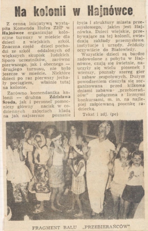 Fragment balu "przebierańców" [skan czarno-białego zdjęcia prasowego; na zdjęciu widoczne są dzieci i wychowawczyni podczas zabawy tanecznej]