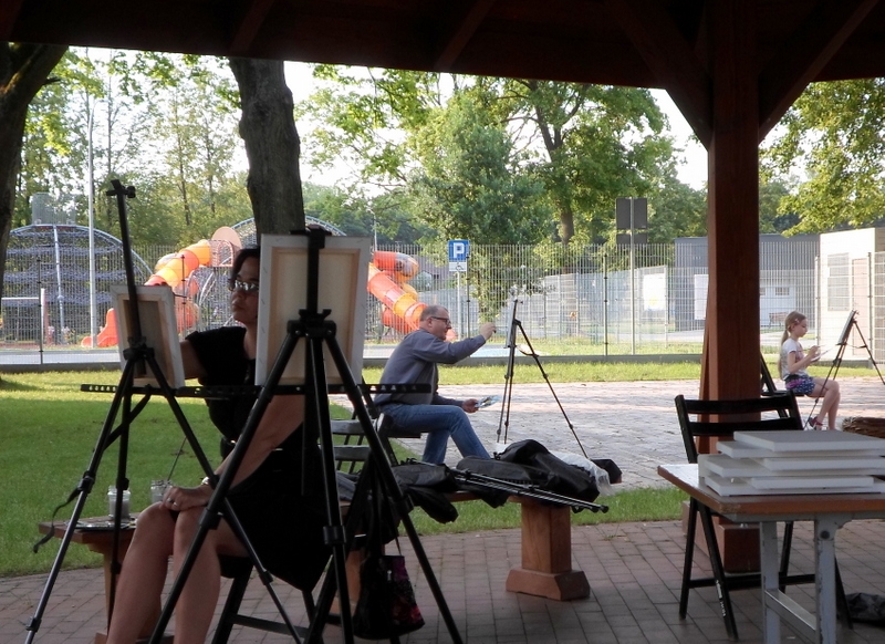 uczestnicy pleneru w trakcie malowania