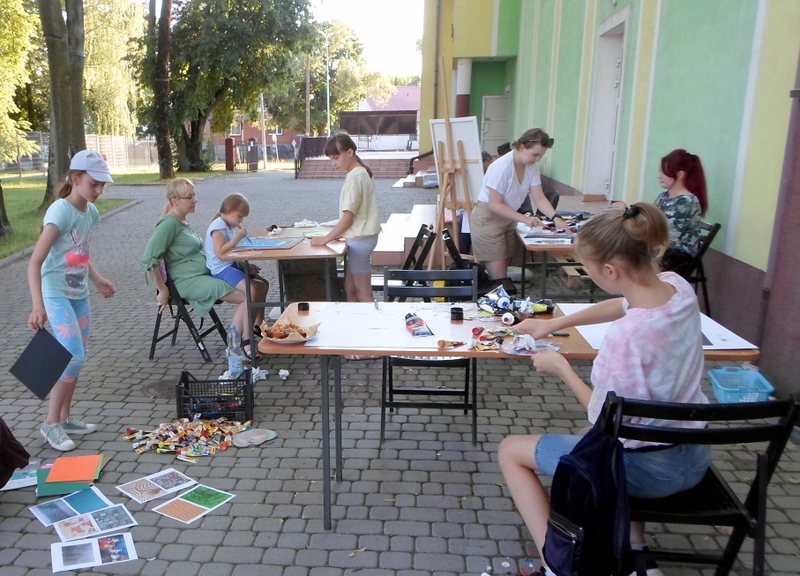 uczestnicy pleneru w trakcie malowania