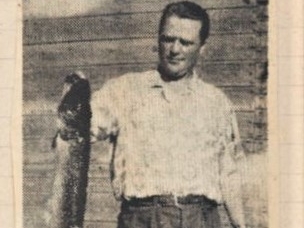 wycinek z gazety ze zdjęciem mężczyzny trzymajacego w ręku dużą rybę
