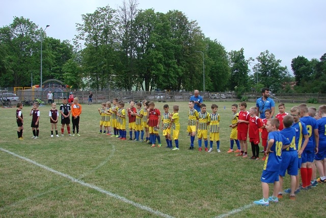 młodzi piłkarze z różnych drużyn na stadionie