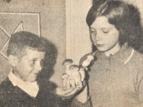 Skan starej gazety, na zdjęciu dwoje dzieci trzymających grzyby