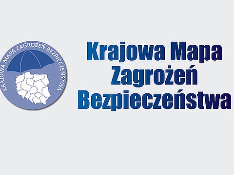 ogrągłe logo z mapą Polski  w okręgu oraz napis Krajowa Mapa Zagrożeń Bezpiezeństwa. Cała grafika wgranatowym kolorze.