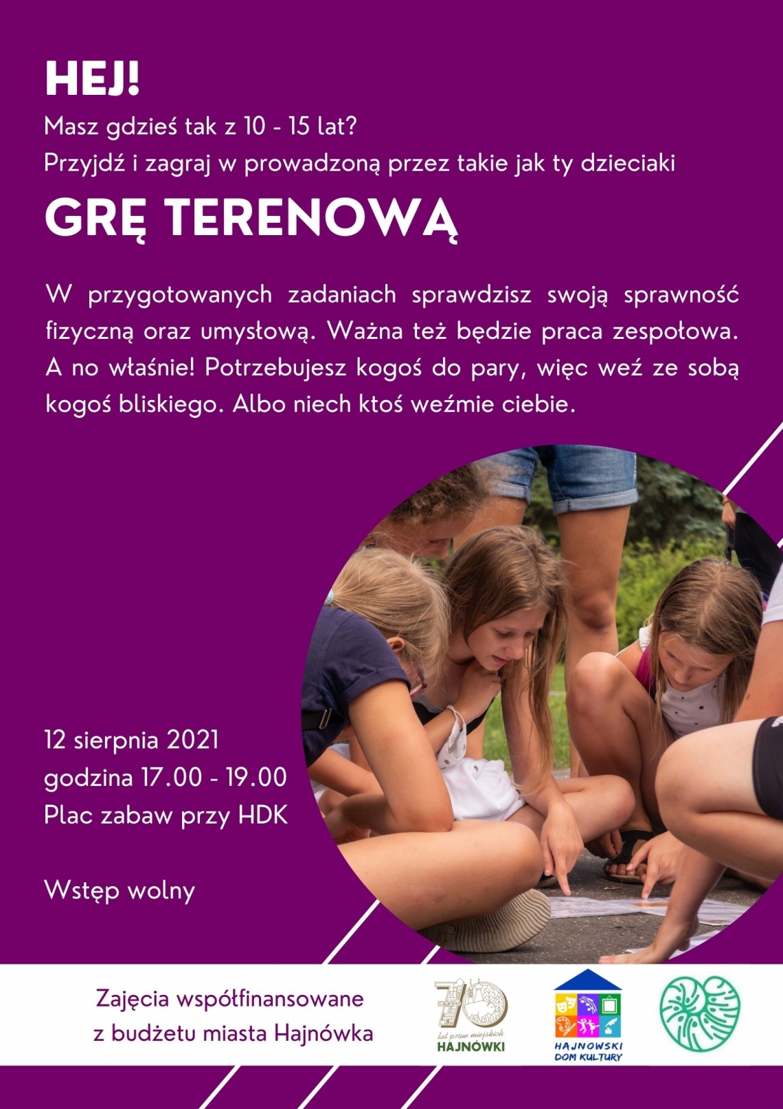 plakat na fioletowym tle białe napisy informacyjne; w prawym dolnym rogu w kole zdjęcie dzieci pracujących w grupie