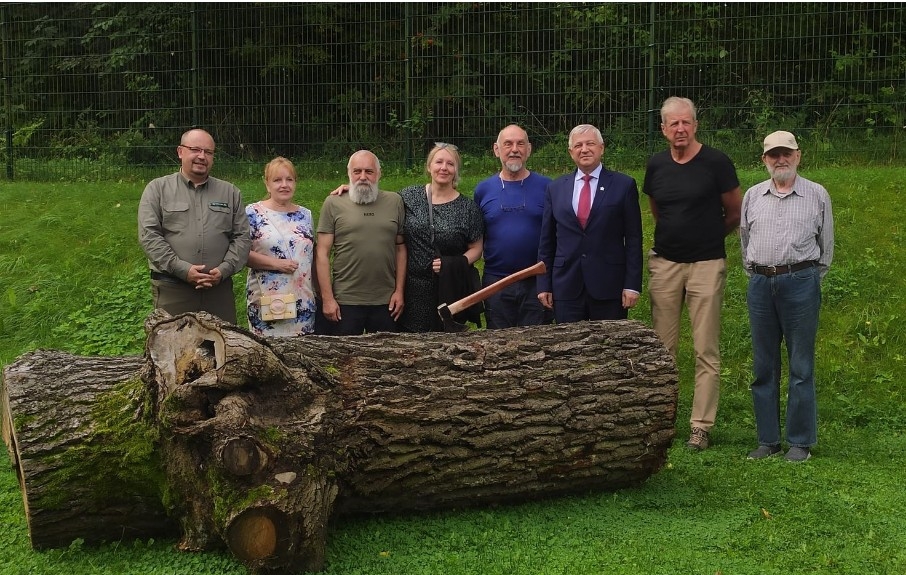 zdjęcie pamiątkowe uczestników pleneru i organizatorów