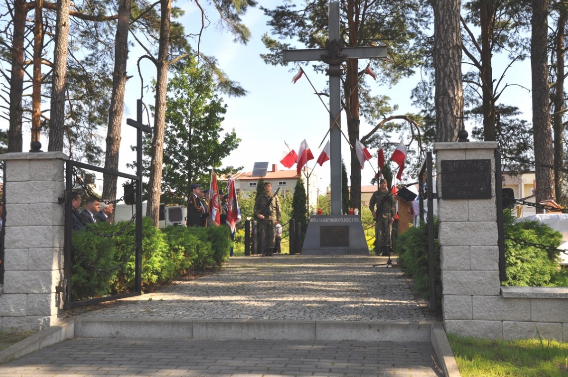 pomnik - widok zza bramy