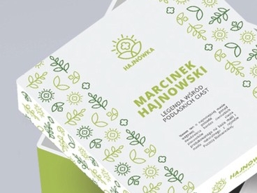 Biało-zielone pudełko z napisem "marcinek hajnowski"