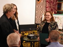 Zdjęcie przedstawia wręczenie nagrody głównej, są na nim dwie osoby z jury oraz zwyciężczyni.