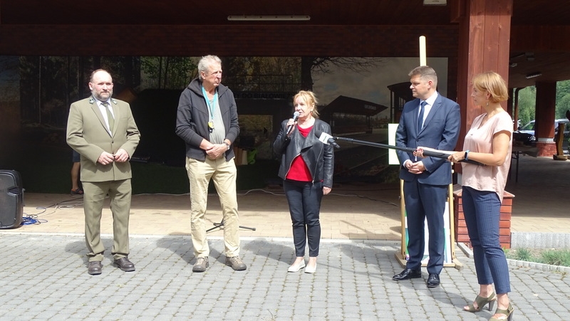 Ludzie zgromadzeni podczas otwarcia wystawy