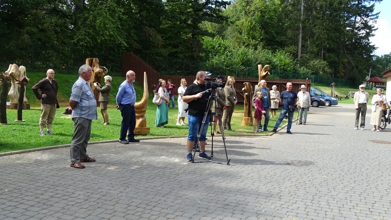 Ludzie zgromadzeni podczas otwarcia wystawy