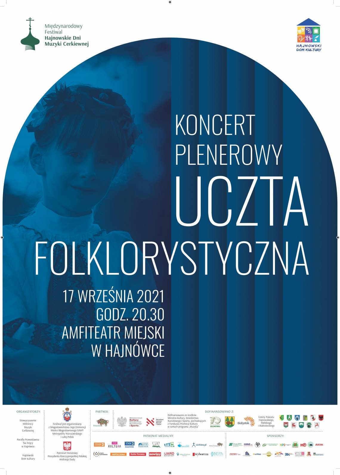 na niebieskim tle białe napisy Koncert plenerowy Uczta Folklorystyczna 17 wrzesnia 2021r, godz. 20.30 Amfiteatr Miejski w Hajnówce