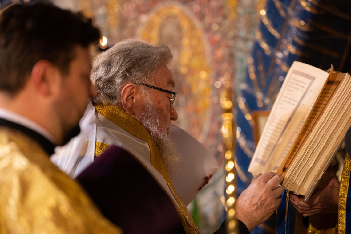 duchowny czytający Ewangelię