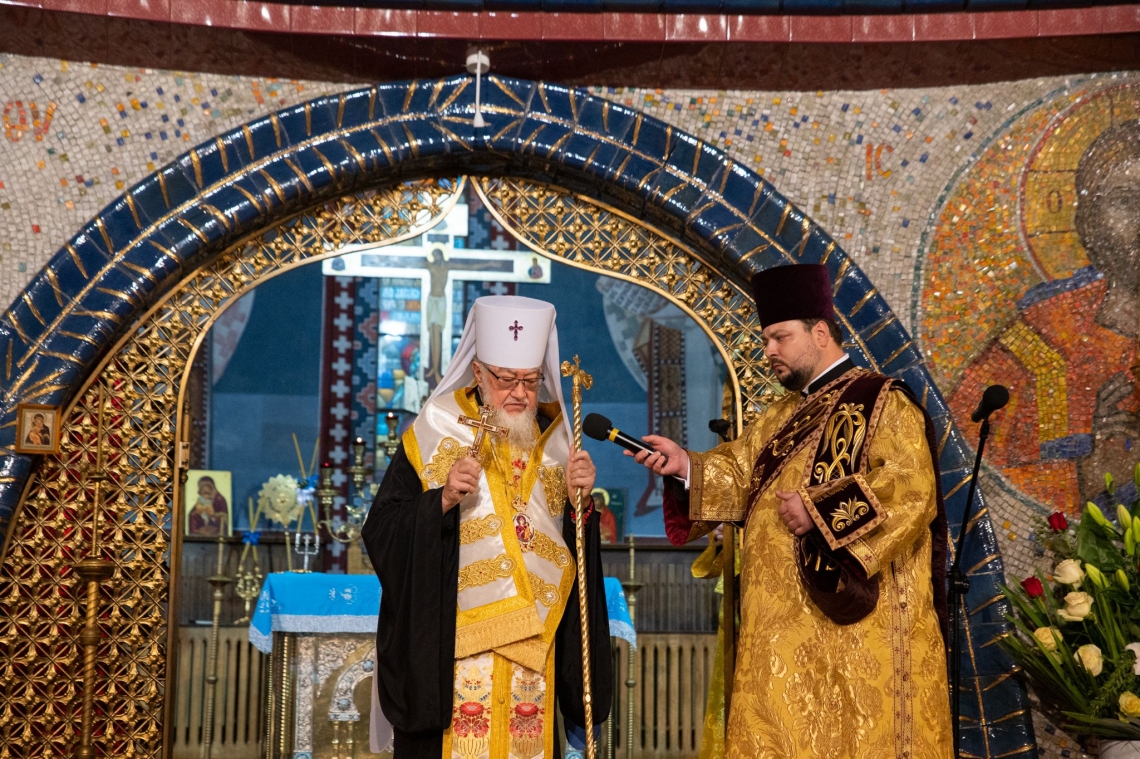Metropolita Warszwaski Sawa stojący u wejścia Carskich Wrót, obok niego z prawej strony stoi duchowny