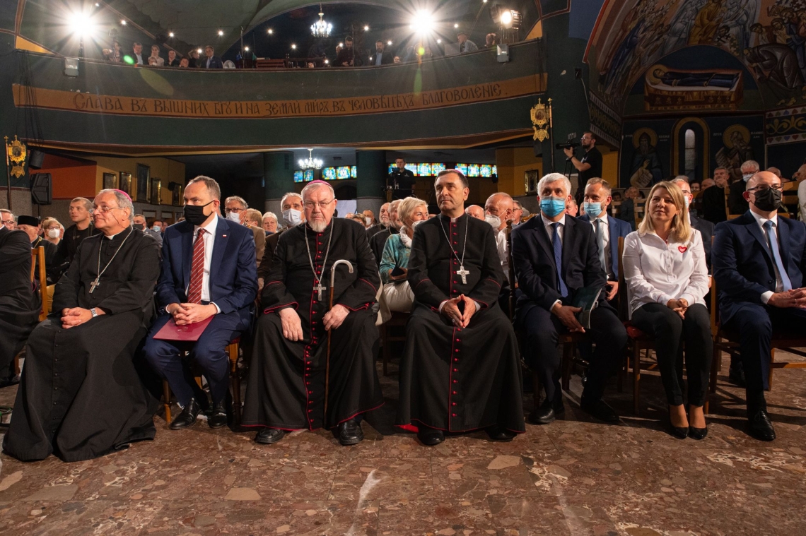 Metropolita Warszwaski Sawa stojący u wejścia Carskich Wrót, obok niego z prawej strony stoi duchowny