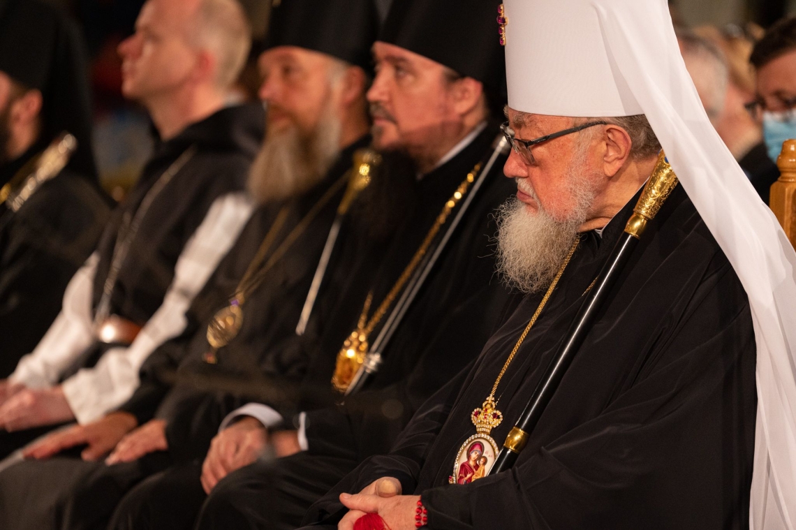 duchowni siedzący w pierwszym rzedzie podczas inauguracji