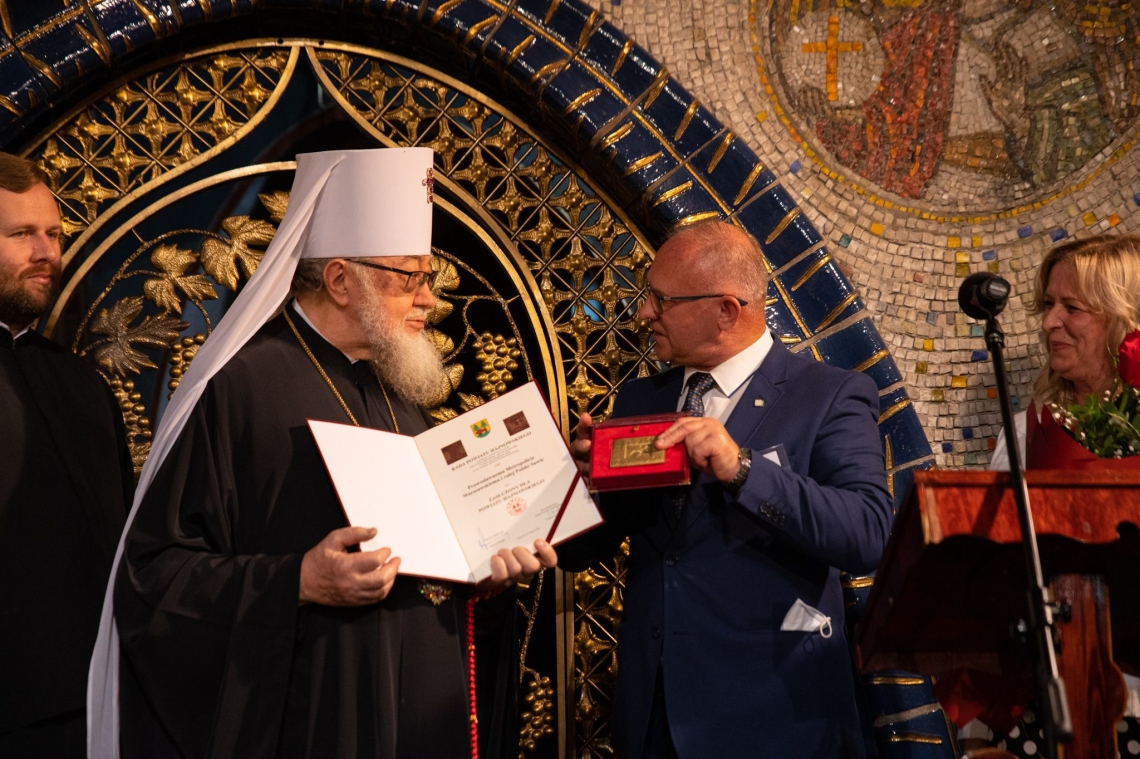 Matrolpoita Warwszawski i Całej Polski obiera nagrodę od Starosty Hajnowskiego