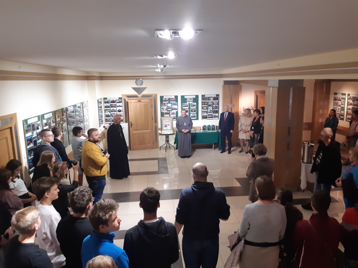 goscie przybyli na otwarcie wystaw, zgromadzeni w galerii Hajnowskiego Domu Kultury