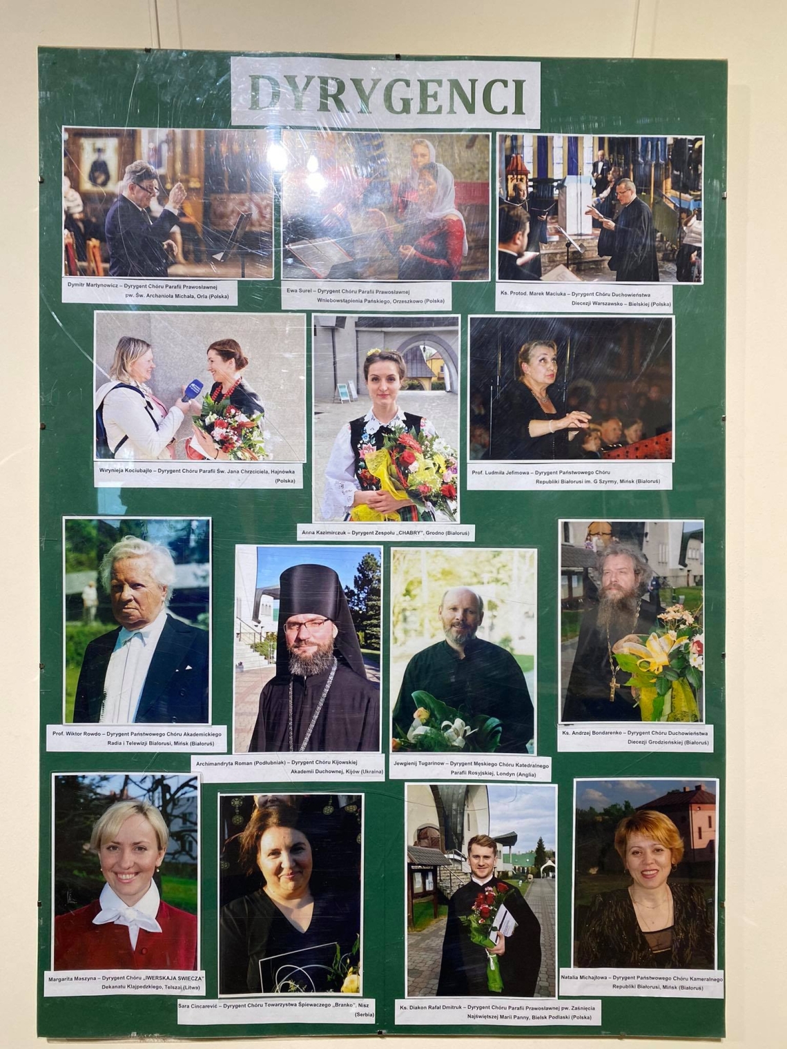jedna z plansz wystawy ze zdjęciami prezentującymi dyrygentów