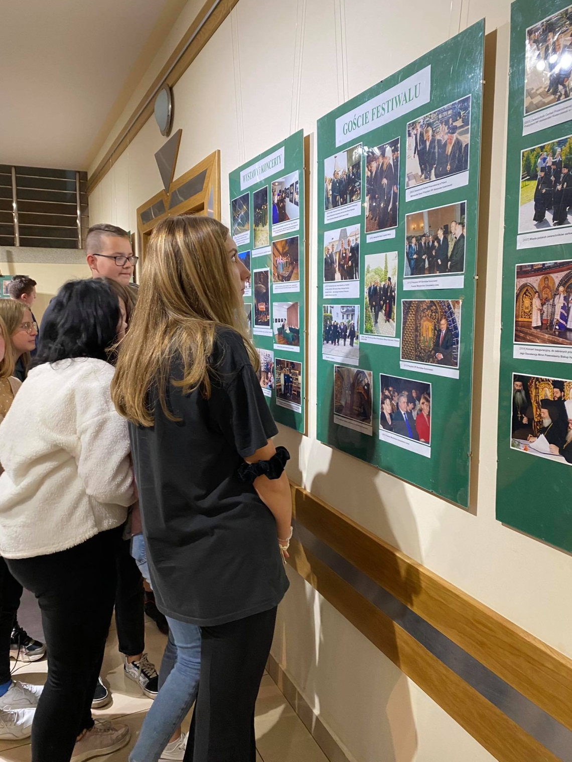młodzież oglądająca wystawę