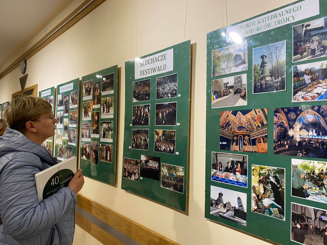 młodzież oglądająca wystawę