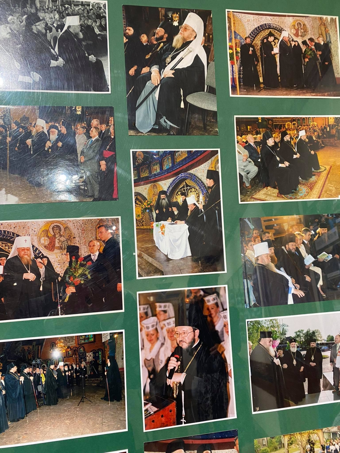 jedna z plansz wystawy ze zdjęciami prezentująca duchownych podczas festiwali