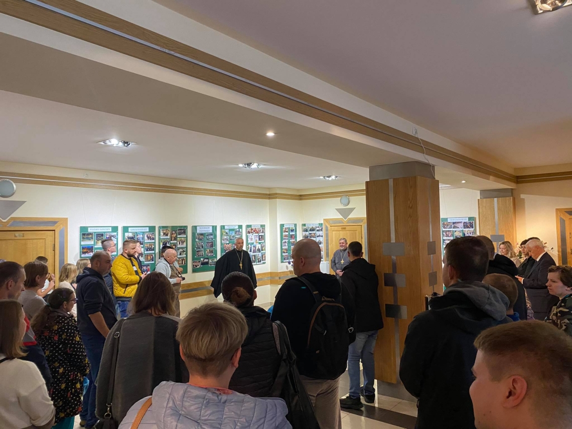 zgromadzeni w galerii goście