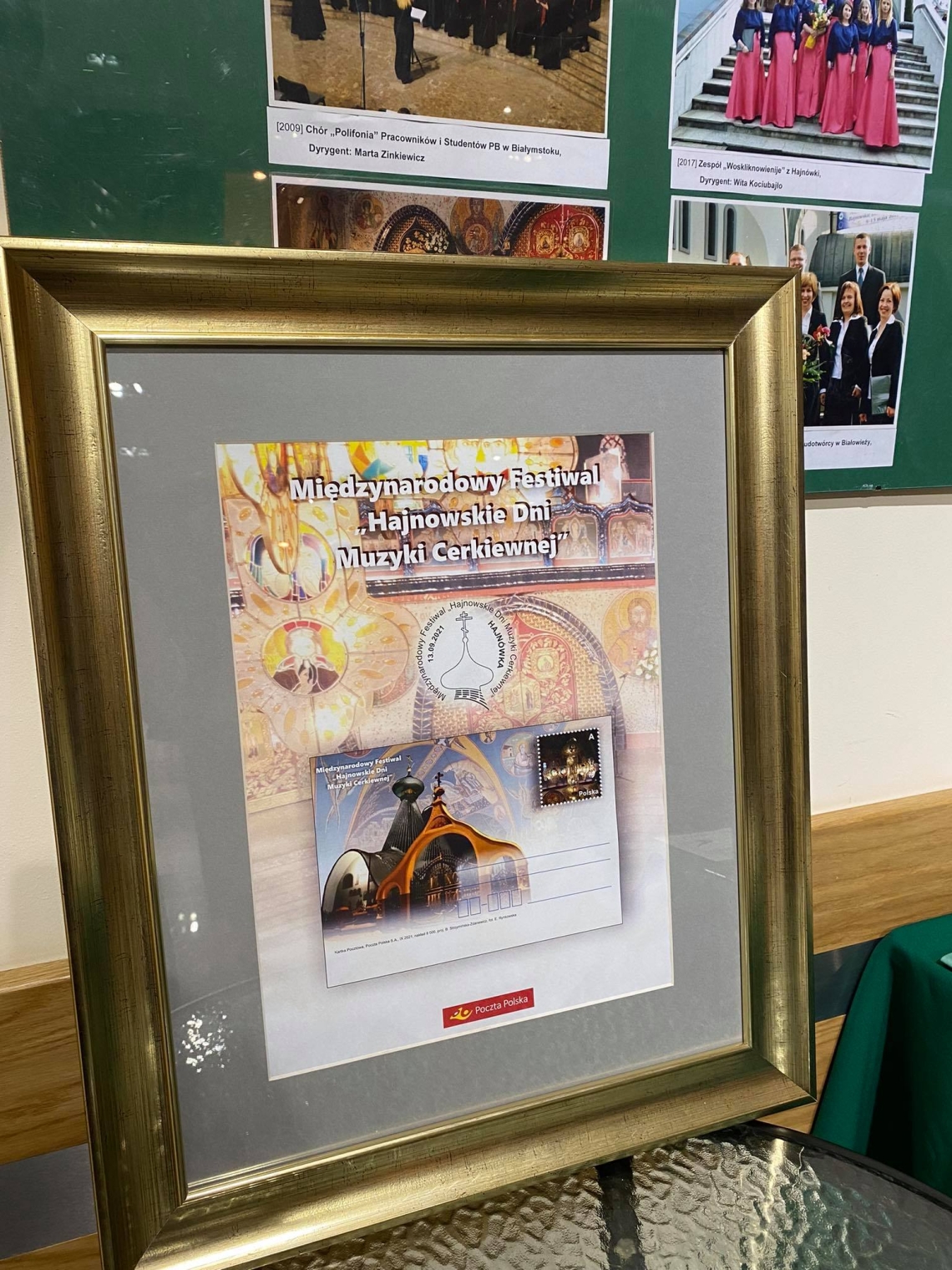 plansza promująca kartkę pocztową ujęta w złotej ramce