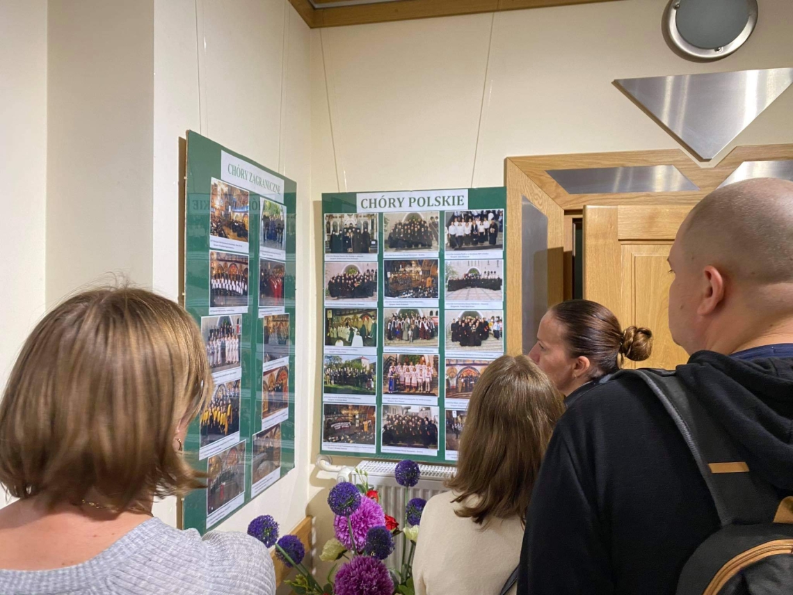 uczestnicy spotkania oglądający wystawę