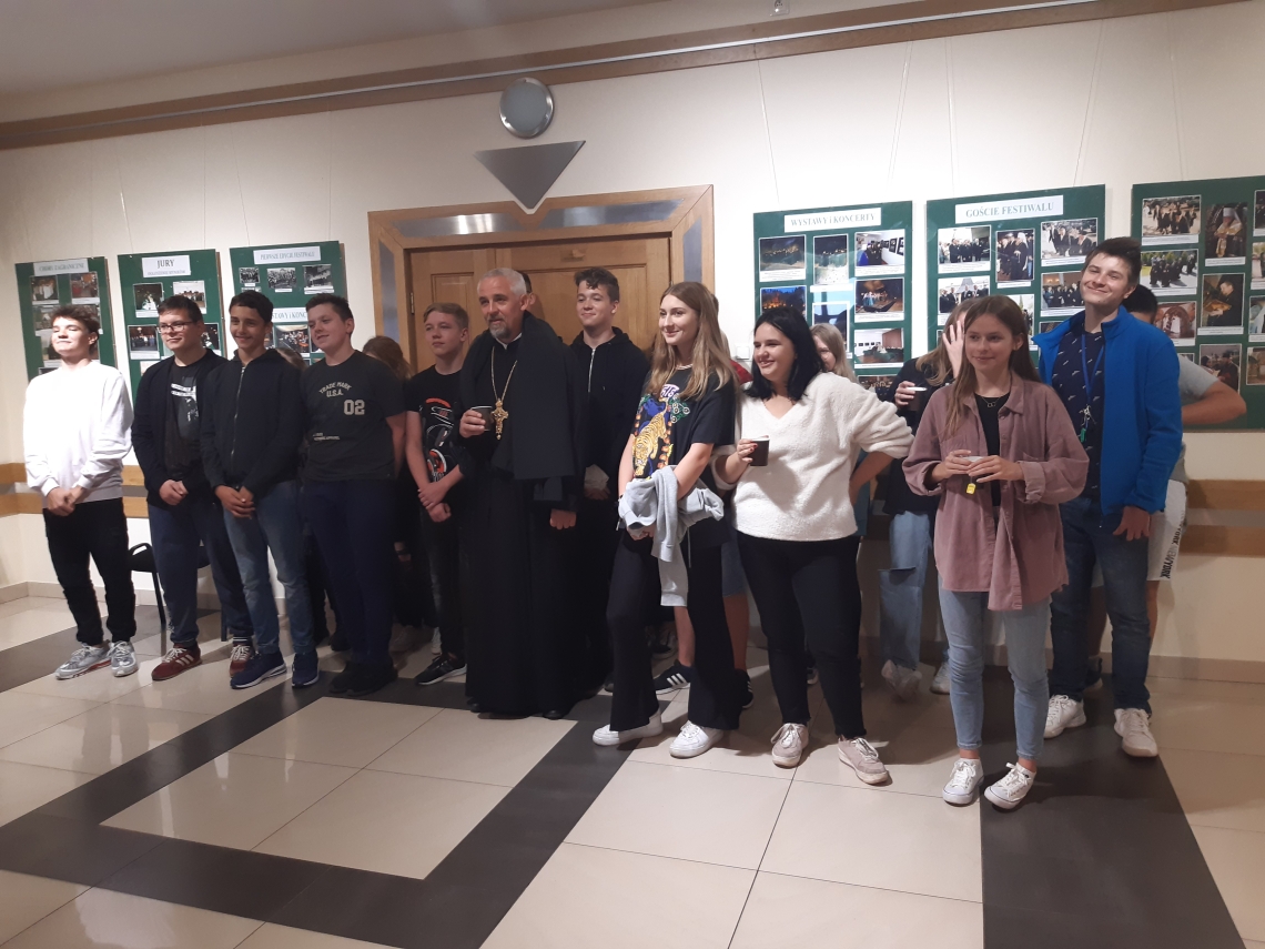 zdjęcie grupowe młodzieży, która przyszła na otwarcie wystaw