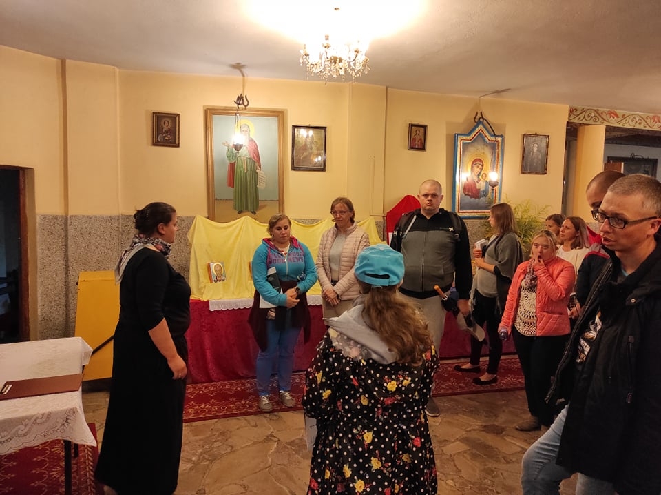 goście wystaw zgromadzeni w dolnej cerkwi soboru