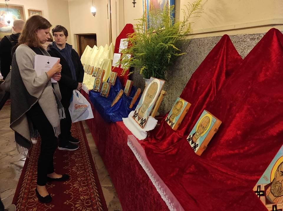goście oglądający wystawę ikon w dolnej cerkwi soboru
