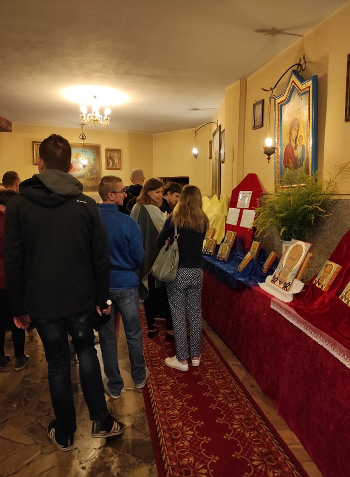 goście oglądający wystawę ikon w dolnej cerkwi soboru