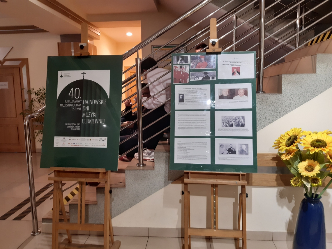 dwie plansze wystawowe ustawione na sztalugach