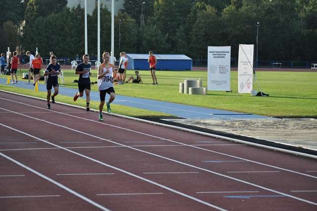 Uczestnicy zwodów podczas biegu.