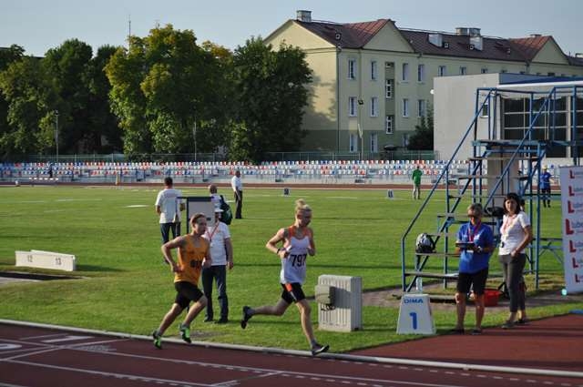 Uczestnicy zwodów podczas biegu.