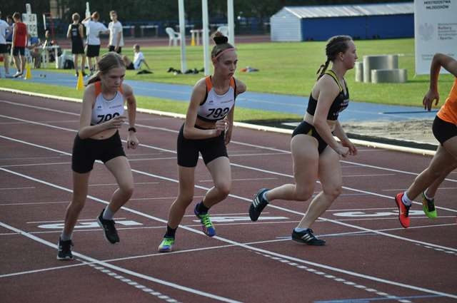 Uczestnicy zwodów podczas biegu.