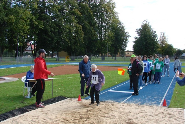 Uczestnicy podczas skoku w dal.