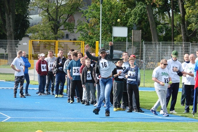 Uczestnicy podczas rzutu piłeczką.