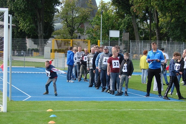 Uczestnicy podczas rzutu piłeczką.