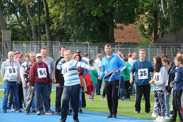 Uczestnicy podczas rzutu piłeczką.