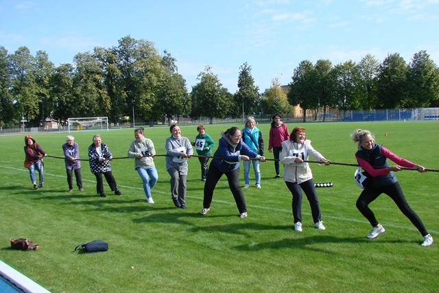 Uczestnicy podczas konkurencji przeciągania liny.