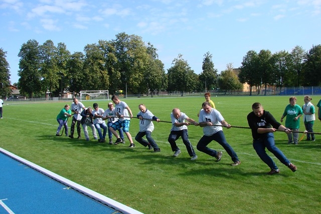 Uczestnicy podczas konkurencji przeciągania liny.