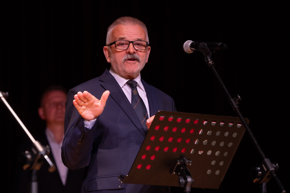 przewodniczący jury festiwalowego podczas ogłoszenia wyników