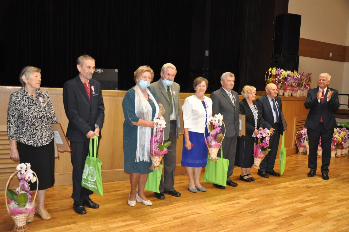 wyrożnione pary podczas wręczania odznaczeń przez Burmistrza Miasta